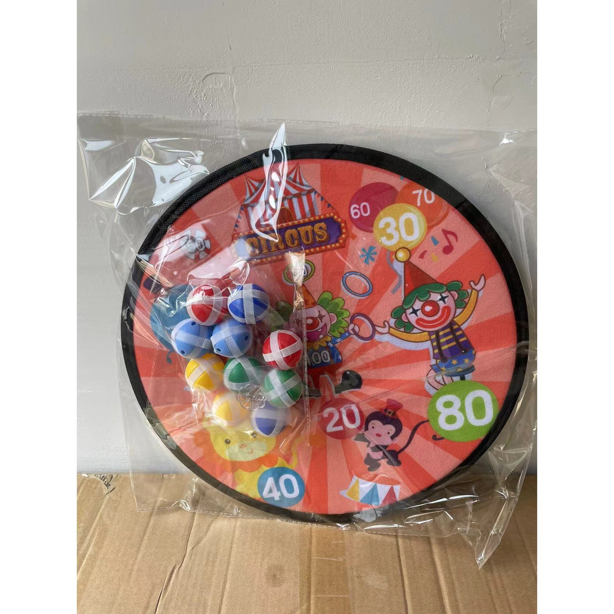 Joc Darts pentru Copii, Placa Pliabila cu 2 Mingi Luminoase si 8 Bile Velcro, Model Circ, Rosu, 36.5 cm