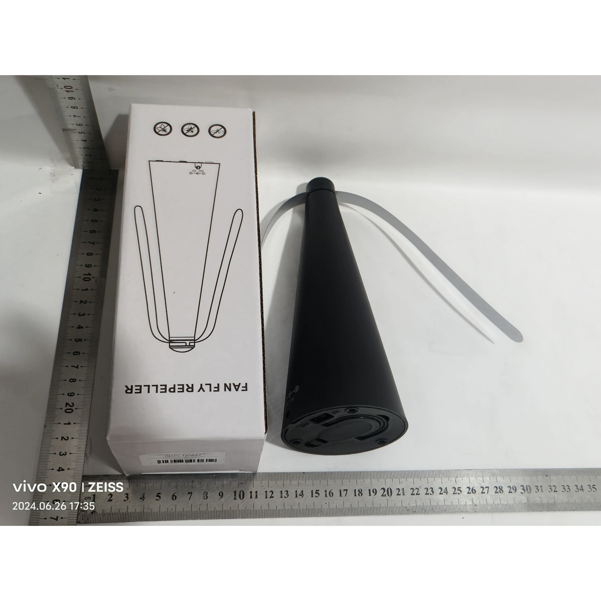 Ventilator Exterior Repelent pentru Muste si Tantari, Dispozitiv Anti-Insecte cu Palete Moi si Benzi Reflectorizante, Alimentare USB sau Baterii, 9 x 9 x 25 cm, Negru