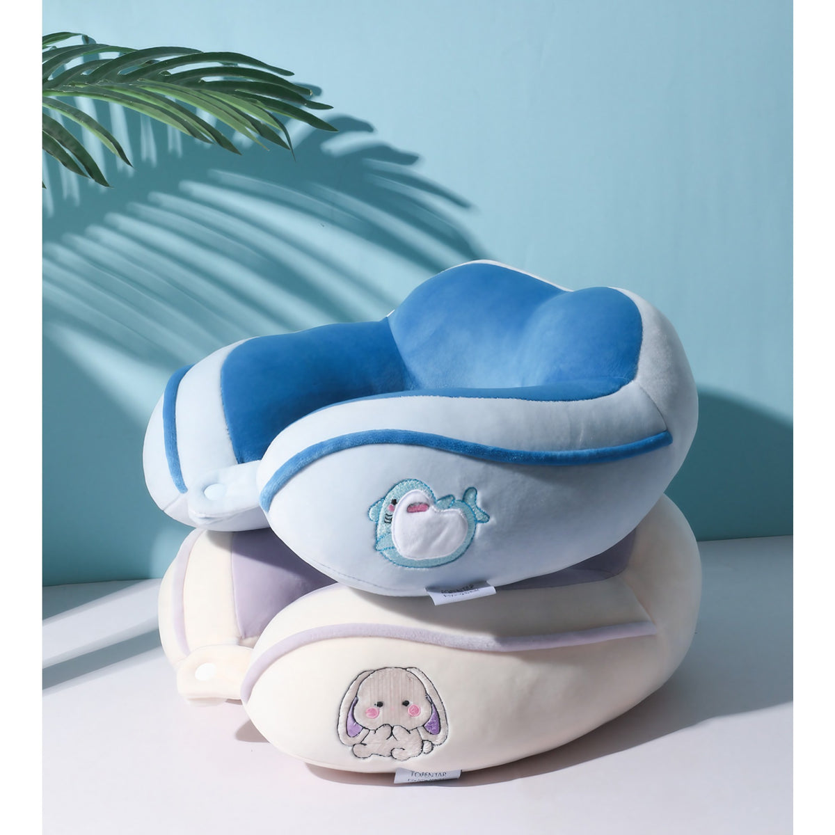 Perna de Calatorie pentru Gat si Cap, Suport Ergonomic cu Sistem de Prindere cu Capse, Model Brodat Delfin, Umplutura Bumbac, 28x28x10 cm, Albastru