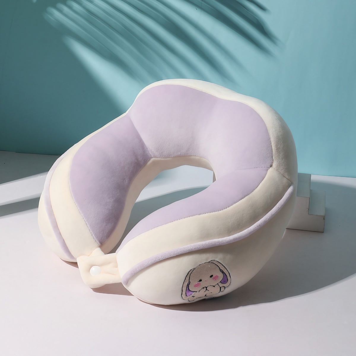 Perna de Calatorie pentru Gat si Cap, Suport Ergonomic cu Sistem de Prindere cu Capse, Umplutura din Bumbac, Model Brodat Iepure, 28x28x10 cm, Lila