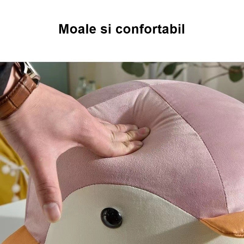 Taburet Copii in Forma de Pinguin, Scaunel cu Cadru din Lemn Masiv si Perna din Burete Elastic, Maner Transport, Roz, 25 x 29 x 29 cm