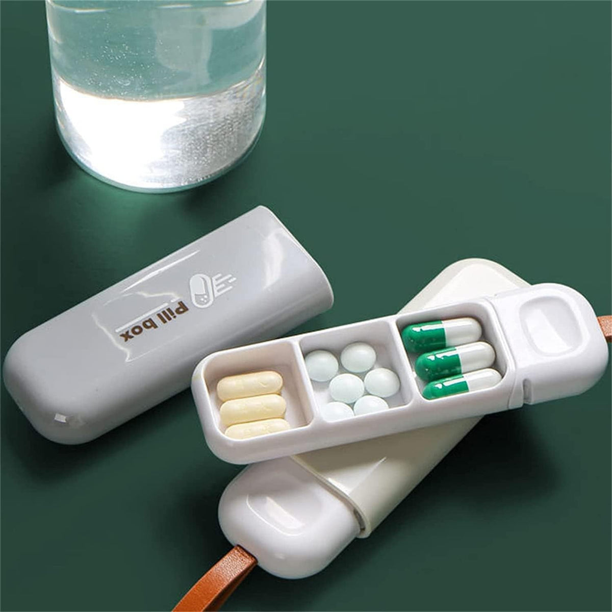 Cutie Depozitare Medicamente, Organizator Pastile Portabil cu 3 Compartimente, Sistem Glisant Push-Pull, Plastic Fara BPA, Tip Breloc cu Snur, Gri, 10.7x3.6x1.6 cm