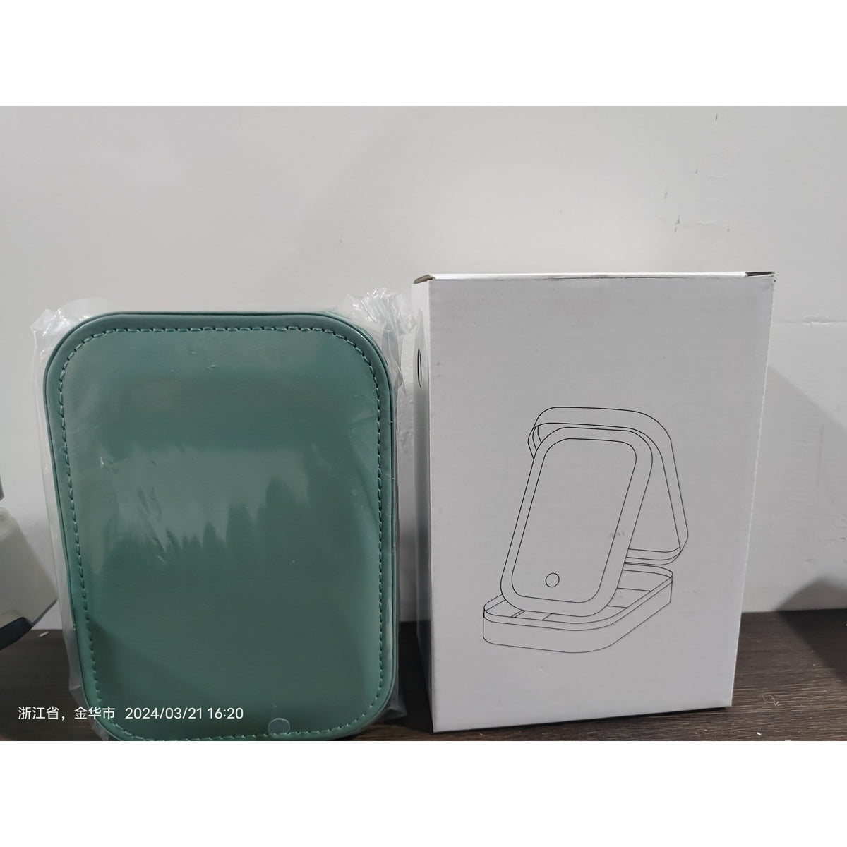 Portfard Geanta Cosmetice cu Oglinda LED 4K, 3 Moduri Lumina, Organizator Machiaj cu 4 Compartimente, Baterie 1200 mAh, Incarcare USB, Piele Ecologica, Verde, 16.5x11.5x6 cm