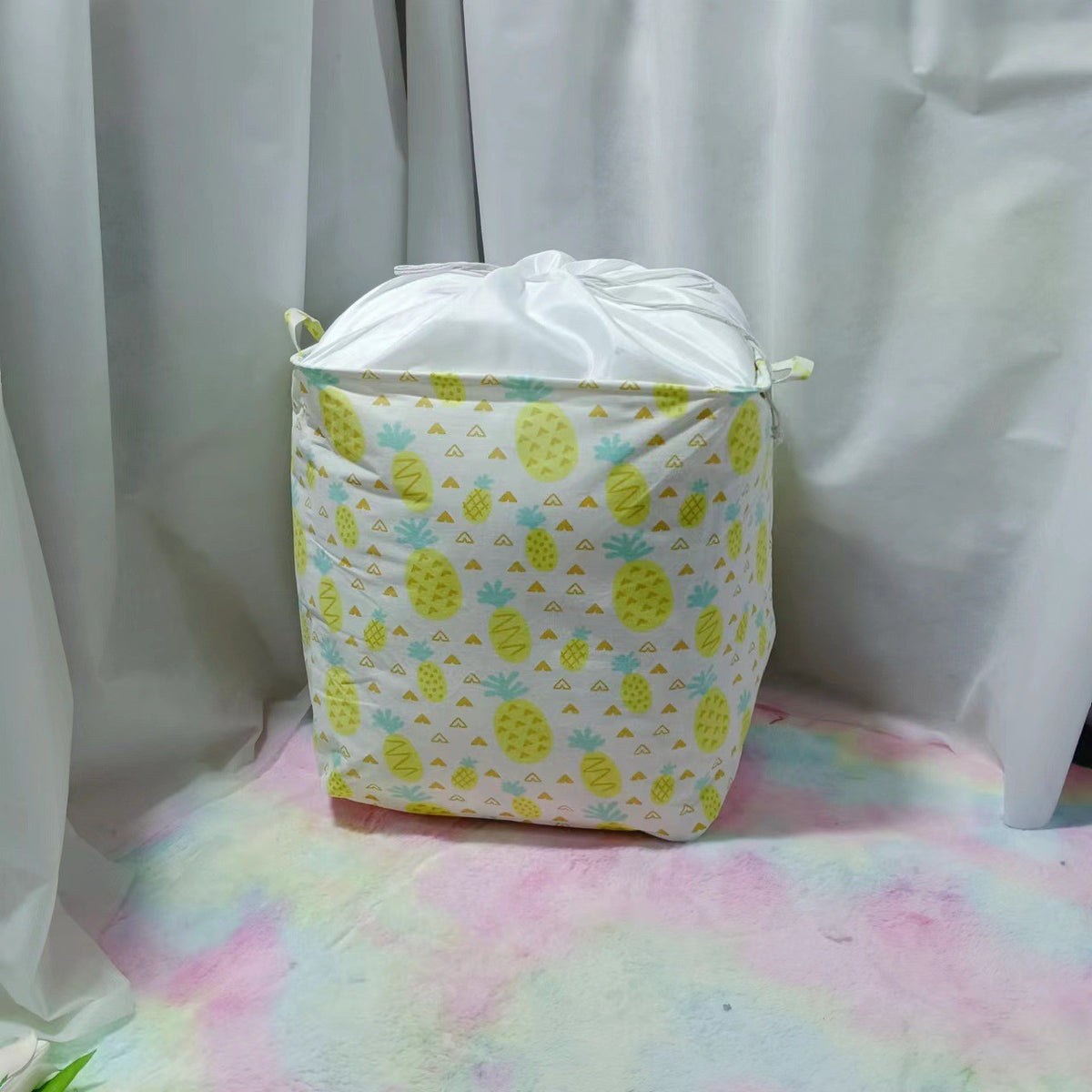 Cutie Depozitare Pliabila Pentru Haine Si Jucarii, Organizator Impermeabil Cu Snur Si Manere, Bumbac Si PE, 100 L, 50x50x40cm, Model Ananas, Galben