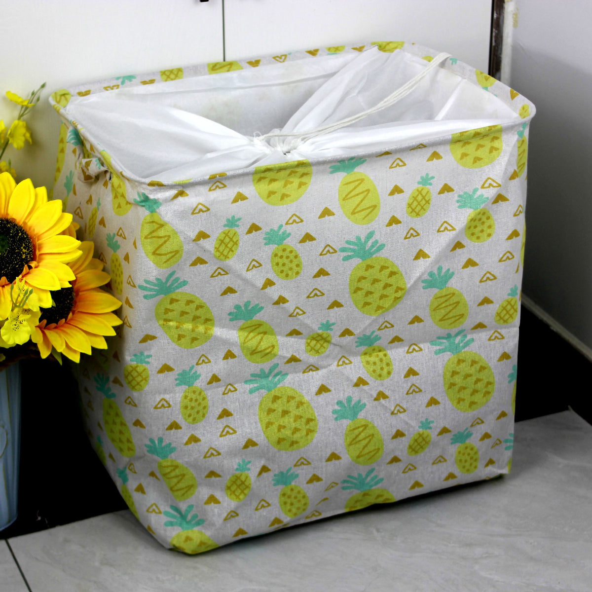 Cutie Depozitare Pliabila Pentru Haine Si Jucarii, Organizator Impermeabil Cu Snur Si Manere, Bumbac Si PE, 100 L, 50x50x40cm, Model Ananas, Galben