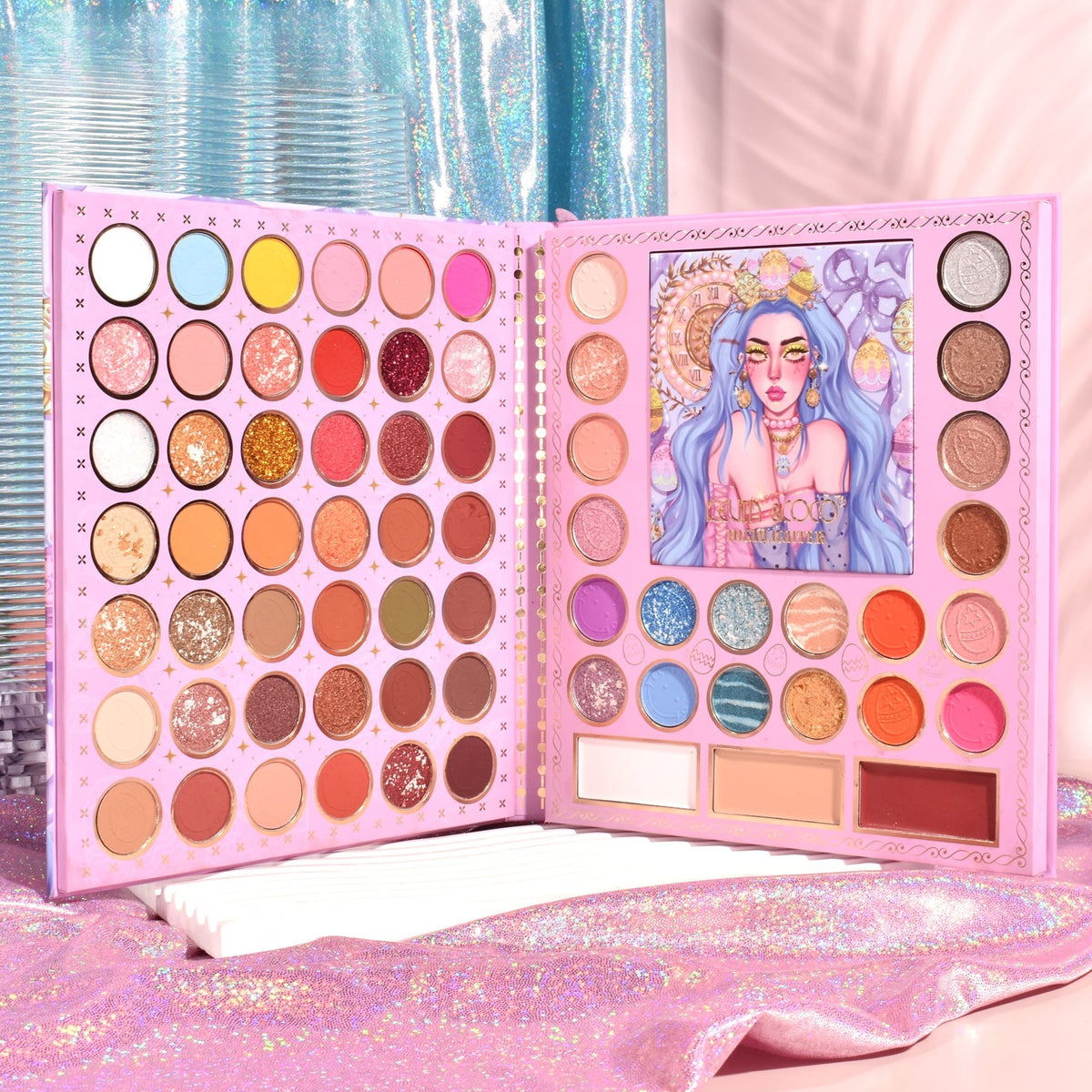 Trusa Machiaj Kevin & Coco Easter Style Blue, Paleta Farduri Pleoape si Iluminator, 69 Culori Mate Sidefate si Glitter, Formula Cruelty-Free, 20 x 22.5 cm, Albastru
