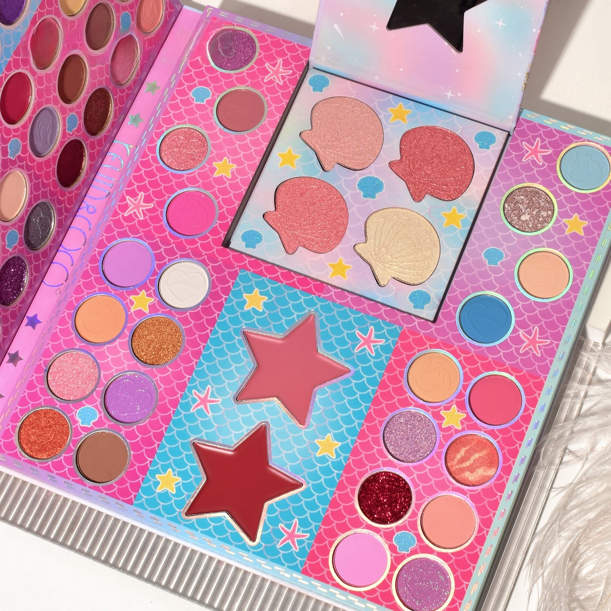 Kevin & Coco Trusa de Machiaj Mermaids, Paleta 80 Farduri de Pleoape, 2 Rujuri si 1 Iluminator, Texturi Mate si Sidefate cu Glitter, 86 Culori, 580 g