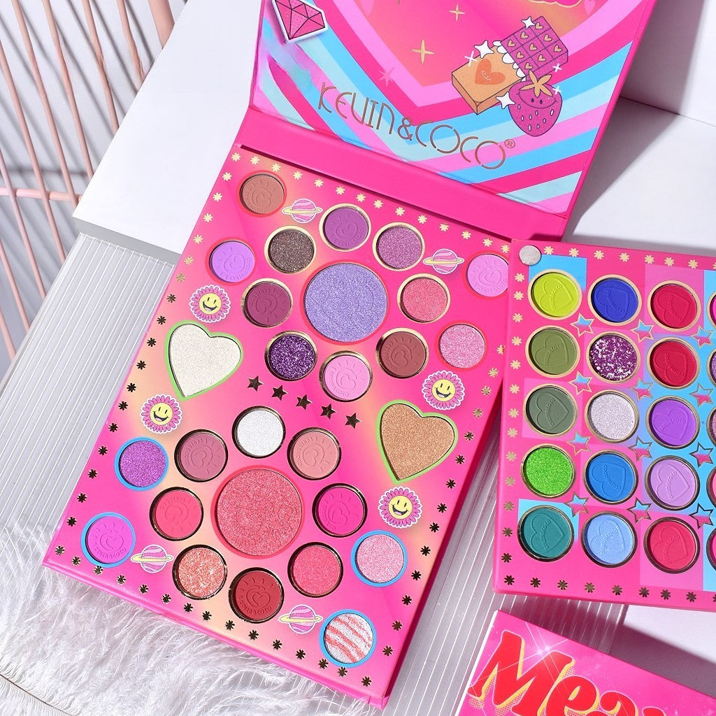 Kevin & Coco Trusa de Machiaj Completa Mean Girl Heart, Paleta Fard de Pleoape, Iluminator si Blush Cremos, Texturi Mate si Glitter, 96 Culori, 21 x 15.7 x 2.4 cm