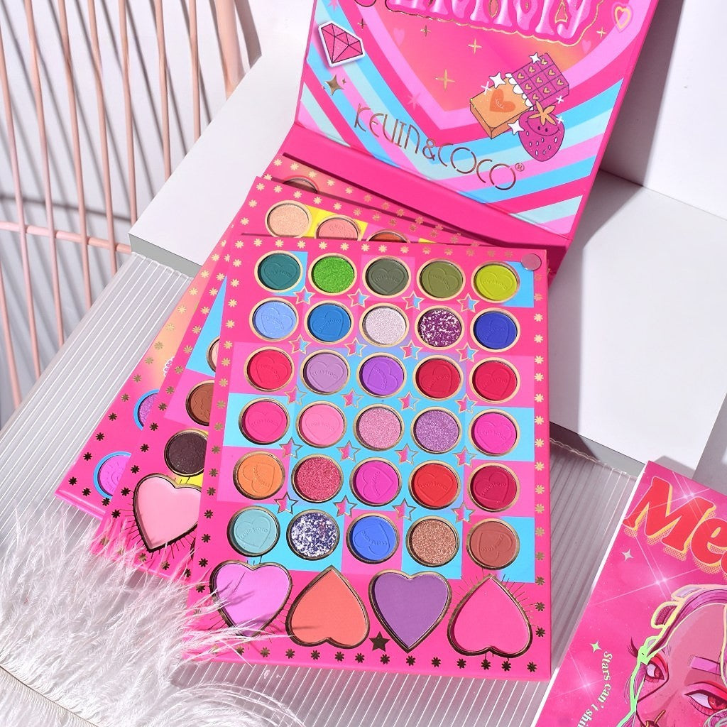 Kevin & Coco Trusa de Machiaj Completa Mean Girl Heart, Paleta Fard de Pleoape, Iluminator si Blush Cremos, Texturi Mate si Glitter, 96 Culori, 21 x 15.7 x 2.4 cm