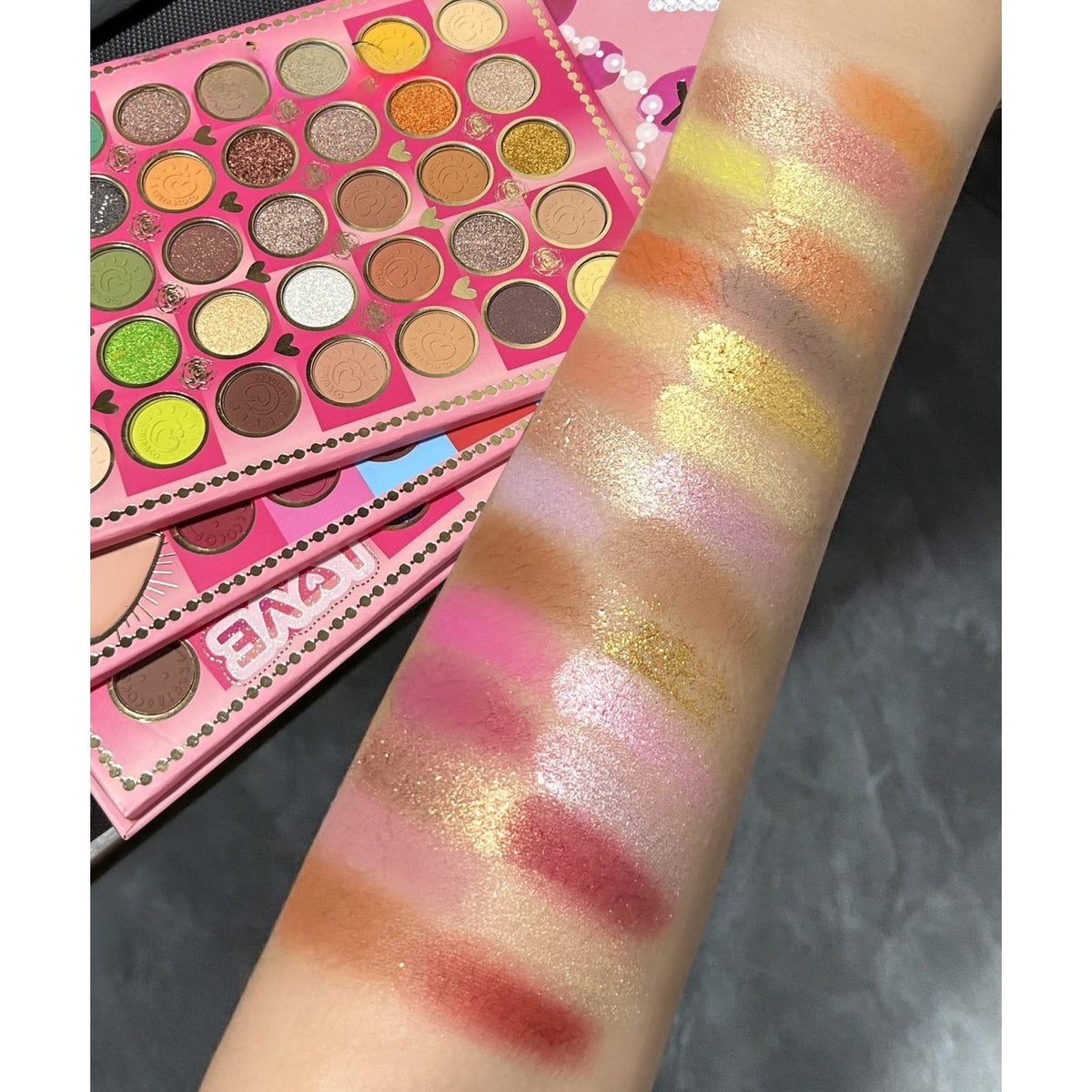 Trusa Machiaj Kevin & Coco Mean Girl Rose, Paleta Farduri Pleoape, Iluminator si Blush Cremos, 97 Culori Mate si Sidefate, Ambalaj Tip Cadou, 21 x 15.7 x 2.4 cm