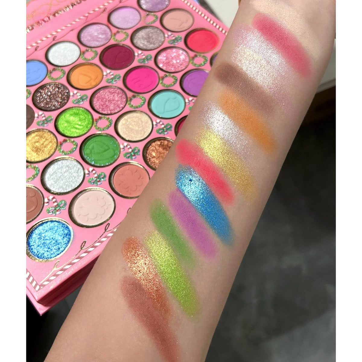 Kevin & Coco Trusa de Machiaj Snowy Christmas, Paleta Farduri de Pleoape cu 70 Culori Mate Sidefate si Glitter, Formula Non-Toxica Cruelty-Free, Compacta, 22.5 x 17 x 2 cm, Multicolor