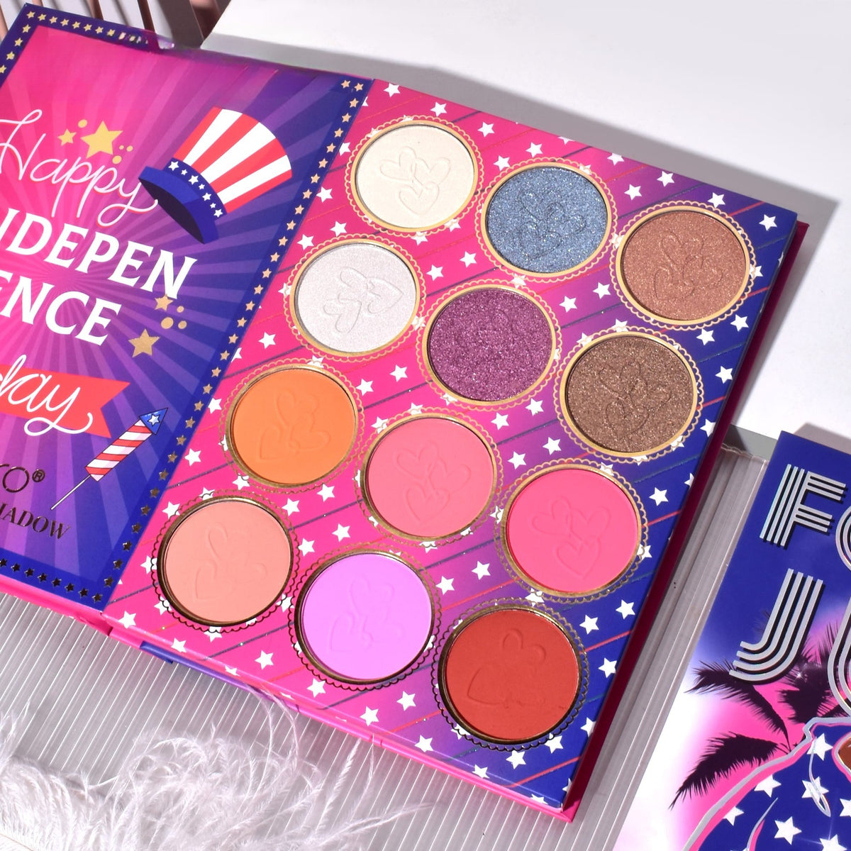 Kevin & Coco Trusa Machiaj Completa Cool Girl Book, Paleta Farduri de Pleoape, Blush si Iluminator, 82 Culori Mate Sidefate si Glitter, Cruelty-Free, 16 x 21.5 x 2.5 cm