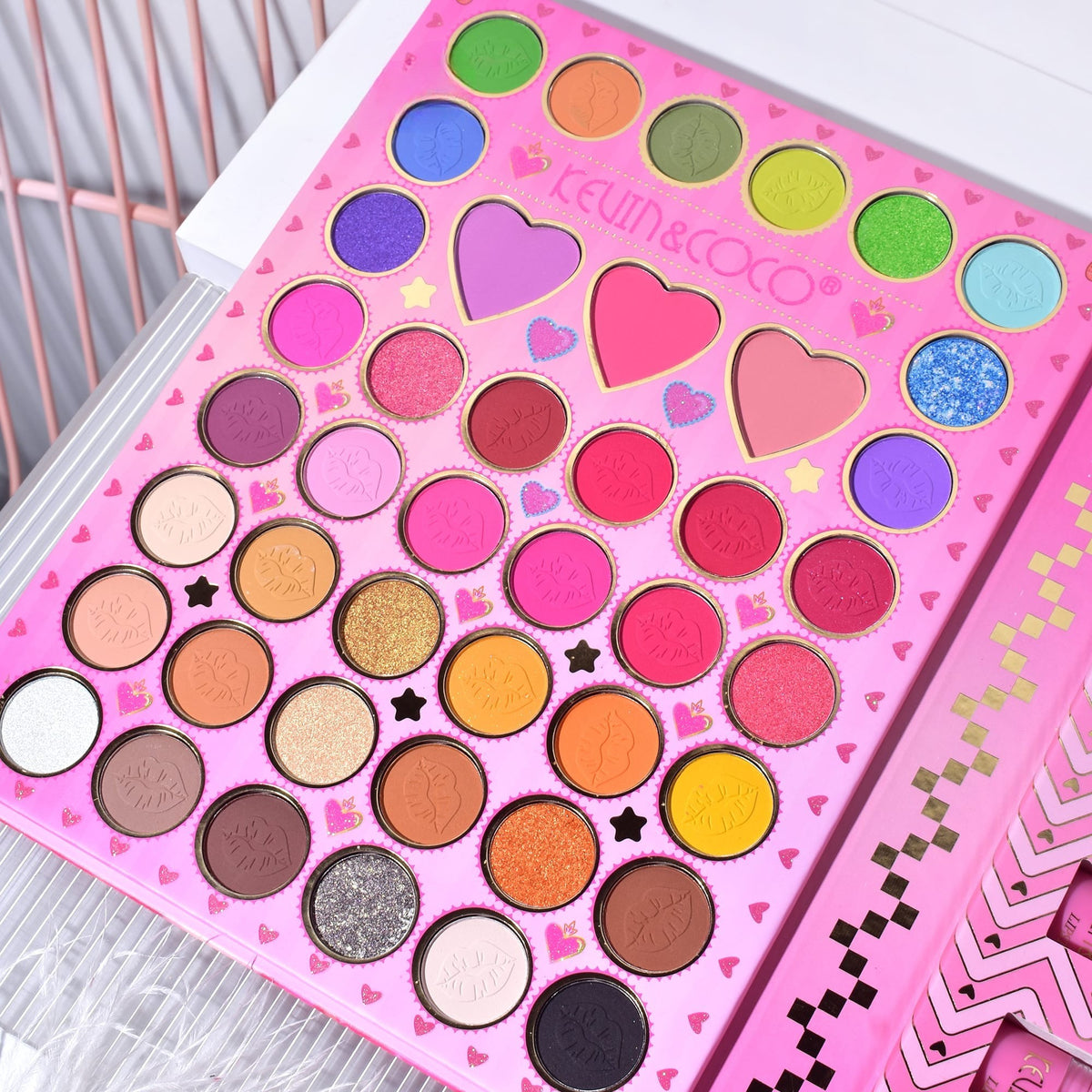 Kevin & Coco Set Machiaj Complet Butterfly Dream Girl, Paleta 49 Culori cu Farduri Ochi, Rujuri, Blush si Iluminator, Pigmentat si Rezistent, 24.7 x 19.7 x 2.7 cm