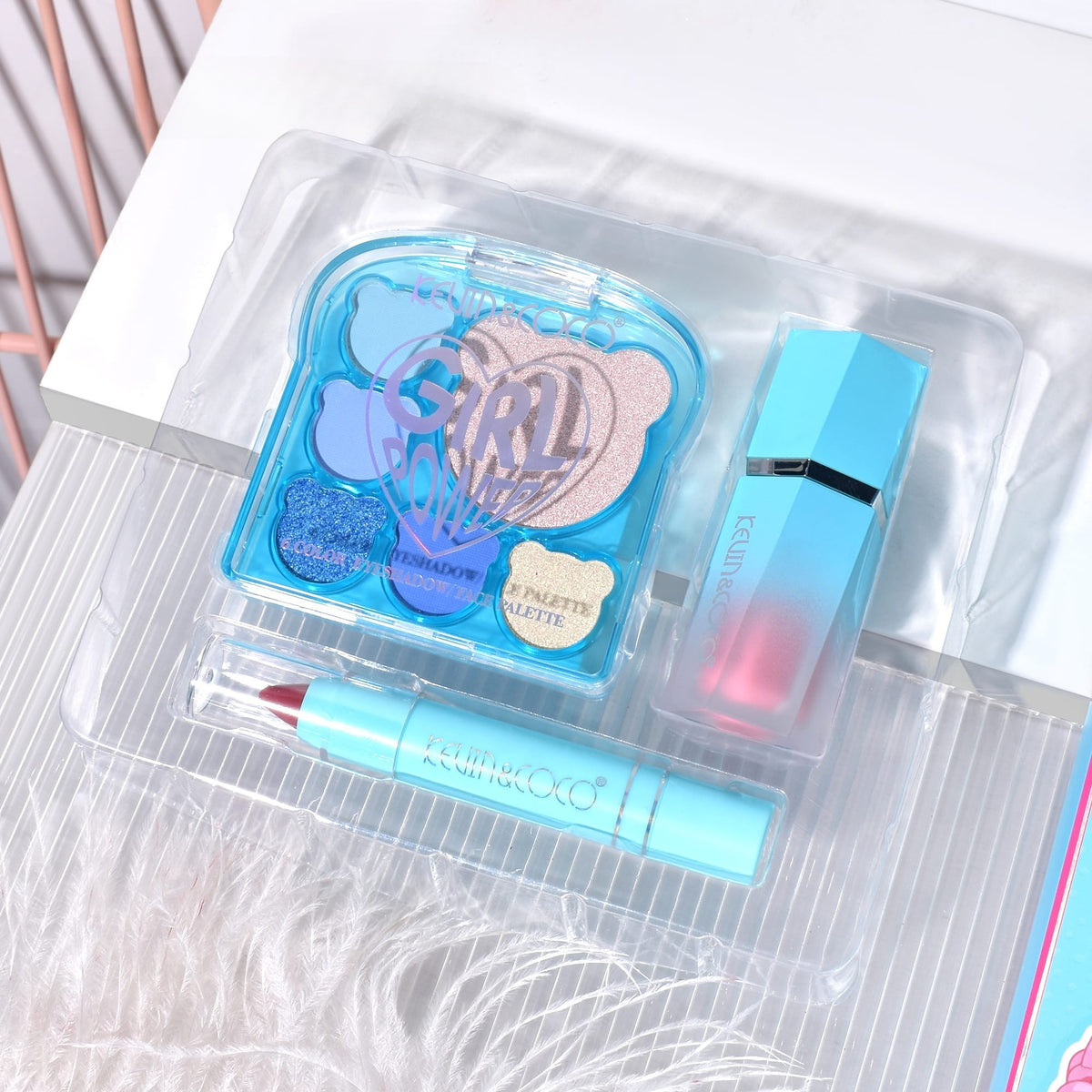 Kevin & Coco Set Machiaj Ice Blue Bear, Paletă 5 Farduri de Ochi, Iluminator, Blush Lichid și Ruj Creion, 6 Culori Mate și Sidefate, 15.5 x 13 x 3.4 cm