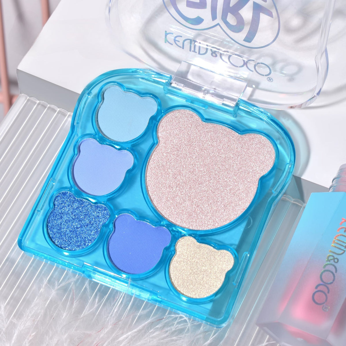 Kevin & Coco Set Machiaj Ice Blue Bear, Paletă 5 Farduri de Ochi, Iluminator, Blush Lichid și Ruj Creion, 6 Culori Mate și Sidefate, 15.5 x 13 x 3.4 cm