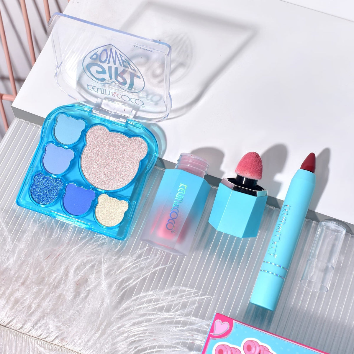 Kevin & Coco Set Machiaj Ice Blue Bear, Paletă 5 Farduri de Ochi, Iluminator, Blush Lichid și Ruj Creion, 6 Culori Mate și Sidefate, 15.5 x 13 x 3.4 cm