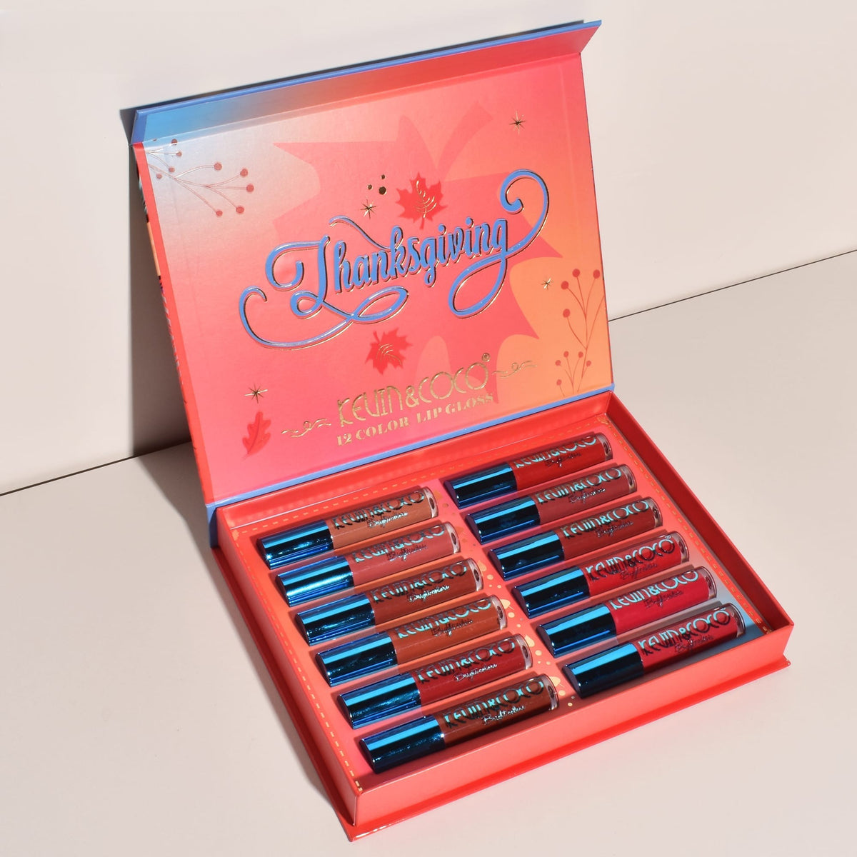 Kevin & Coco Set de Buze Caramel Pie, Colectie 12 Gloss-uri si Rujuri Lichide Mate si Lucioase, Formula Cruelty-Free si Non-Toxica, Cutie Cadou, Multicolor, 24 x 18.5 x 3.4 cm