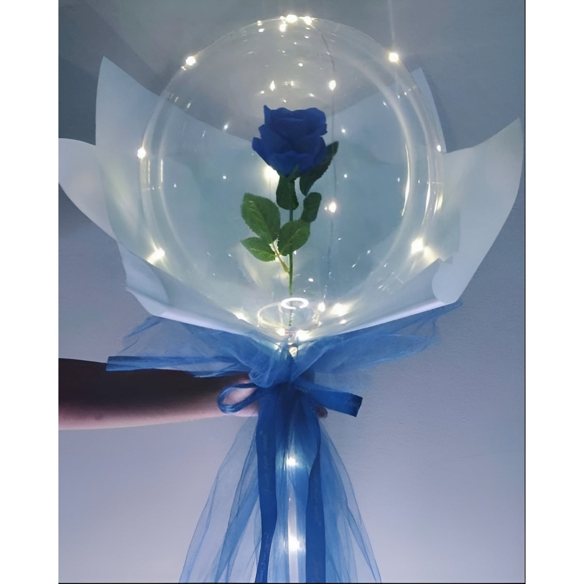 Trandafir Albastru In Balon Transparent Cu Lumini LED, Buchet Cadou Decorativ, Banda 3 m, Diametru 35 cm