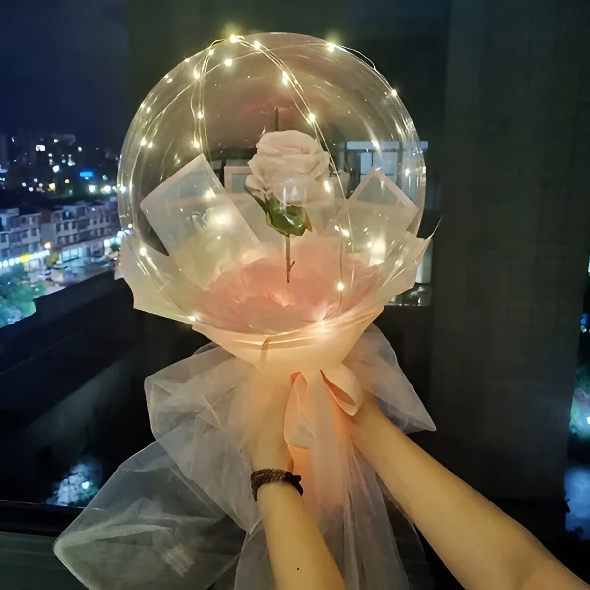 Trandafir Artificial in Balon Transparent cu Lumini LED, Tip Buchet Decorativ, Banda 3 m, Diametru 35 cm, Roz