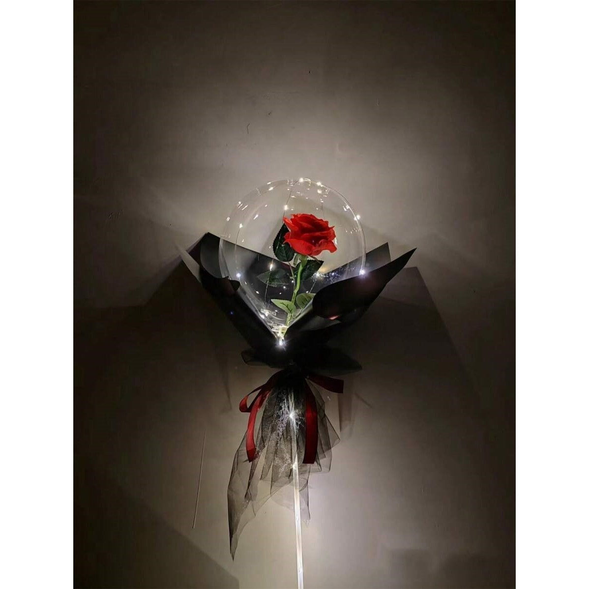 Trandafir Artificial in Balon Transparent cu Lumini LED, Buchet Cadou Decorativ, Banda 3 m, Diametru 35 cm, Rosu