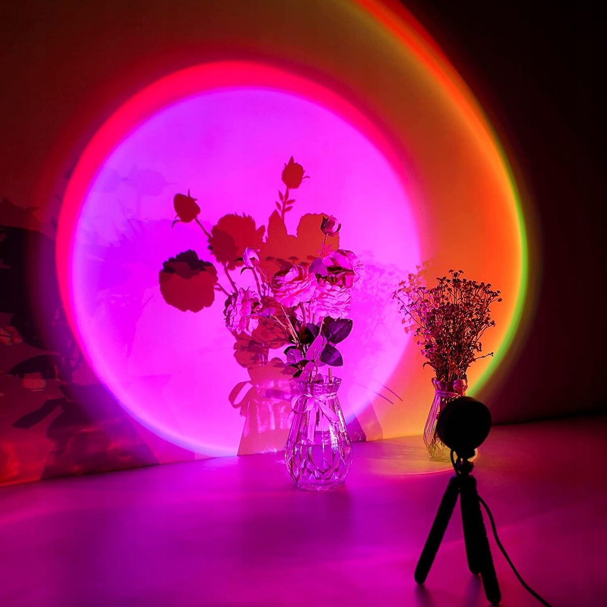 Lampa LED Proiector Apus de Soare, Sunset Lamp RGB cu 16 Culori, Rotire 360 Grade, Telecomanda si Intensitate Reglabila, Alimentare USB, Material ABS, 26x12 cm, Negru