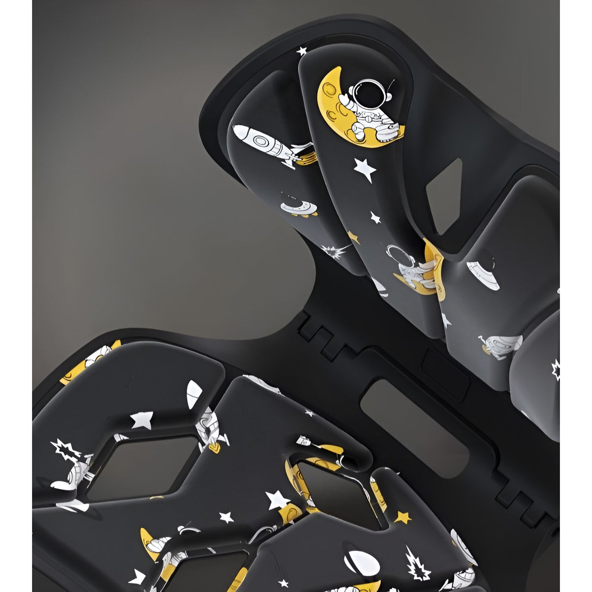 Suport pentru Corectarea Posturii, Spatar Ergonomic pentru Scaun de Birou si Auto, Ameliorare Dureri Lombare, Design Pliabil si Respirabil, Polipropilena si Burete, 35x32x30 cm, Model Rachete, Negru