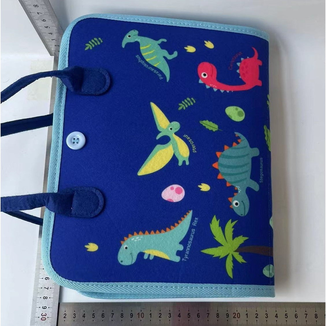 Carte Senzoriala Educativa Montessori, Jucarie Busy Book pentru Abilitati Motorii si Invatare Alfabet, Fetru Moale, Model Dinozauri, 5 Pagini, 28x22x7 cm, Albastru