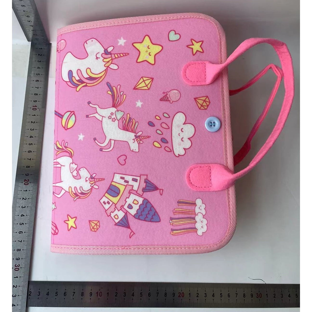 Carte Senzoriala Educativa Montessori pentru Dezvoltare Abilitati Motorii, Busy Board Interactiva cu Alfabet si Activitati, Fetru Moale, 5 Pagini, Model Unicorni, 28x22x7 cm, Roz