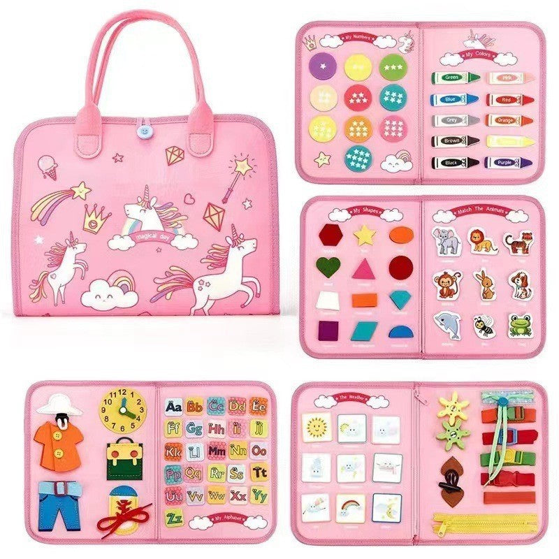 Carte Senzoriala Educativa Montessori pentru Dezvoltare Abilitati Motorii, Busy Board Interactiva cu Alfabet si Activitati, Fetru Moale, 5 Pagini, Model Unicorni, 28x22x7 cm, Roz