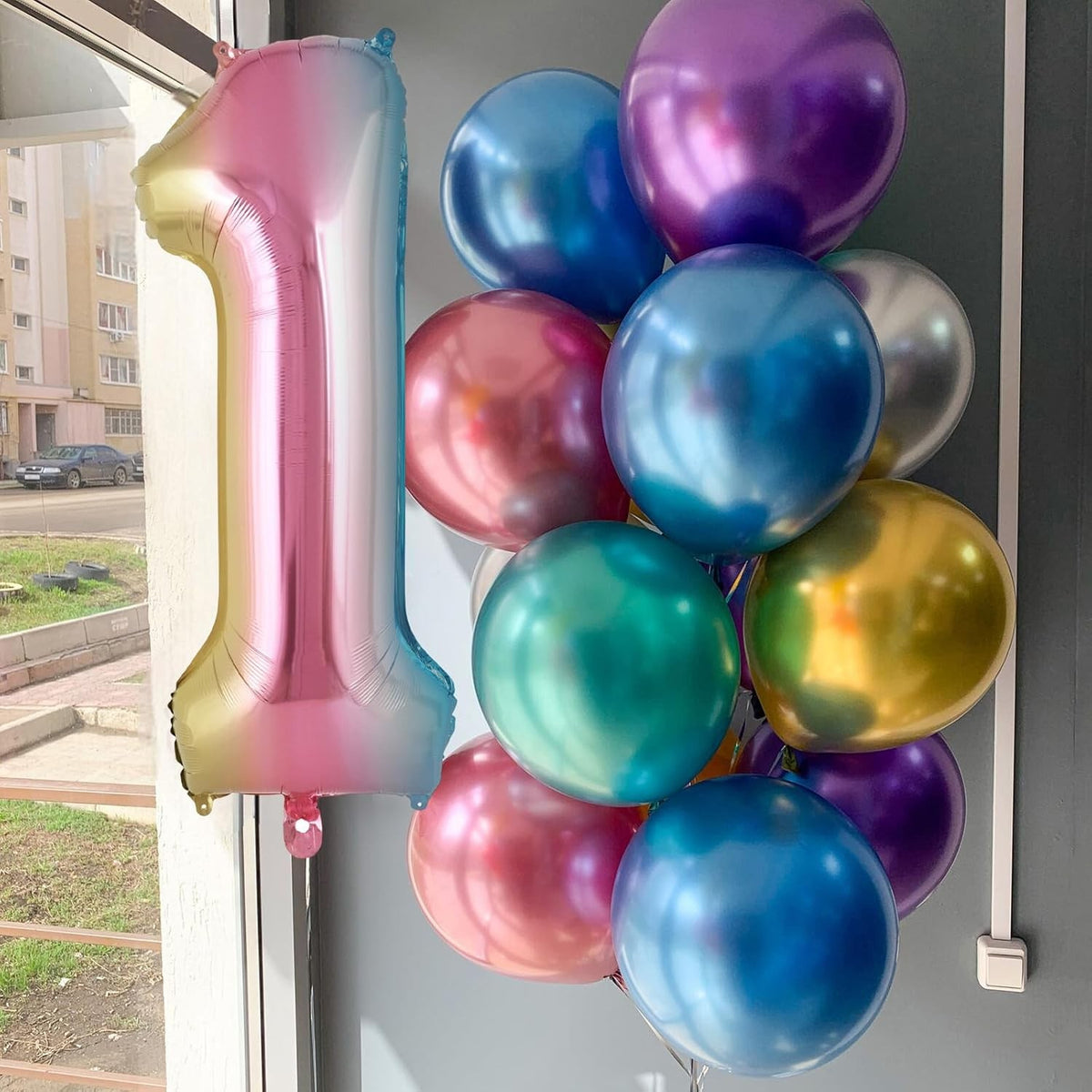 Balon Aniversar Cifra 1, Figurina din Folie Metalizata, Efect Gradient Multicolor, Umflare Aer sau Heliu, Include Pai, 40 cm