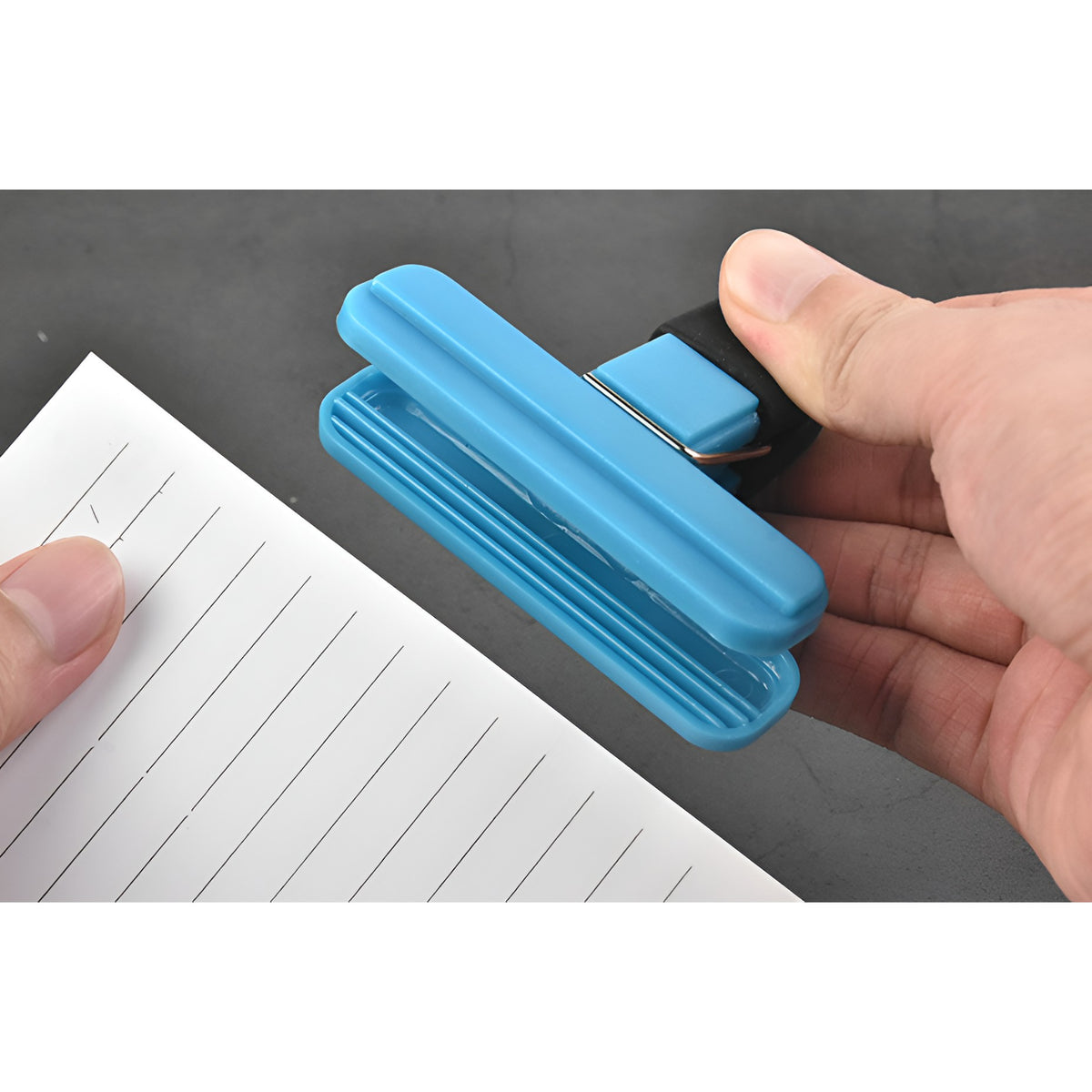 Clește Multifuncțional pentru Sigilarea Pungilor, Clip Etanș pentru Snacks și Alimente, Design Ergonomic, Plastic Rezistent, 7x6.5 cm, Albastru
