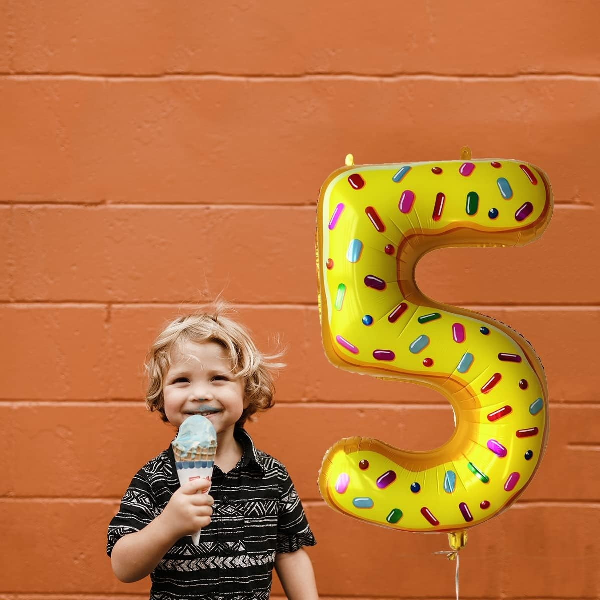 Balon Aniversar Cifra 5, Figurina Gigant cu Imprimeu Gogosi, Folie Metalizata, Umflare Aer sau Heliu, 100 cm, Multicolor