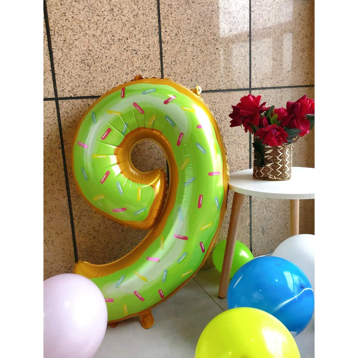 Balon Cifra 9 Aniversar, Figurina Gigant cu Imprimeu Gogosi, Folie Metalizata Rezistenta, Umflare Aer sau Heliu, Pai Inclus, 100 cm, Multicolor
