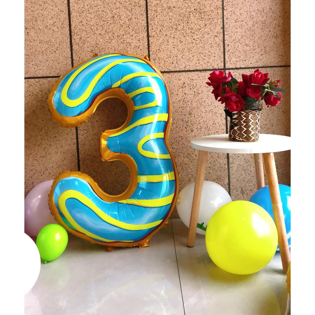 Balon Aniversar Cifra 3, Figurina Gigant din Folie Metalizata, Imprimeu Gogosi, Umflare Aer sau Heliu, 100 cm, Multicolor