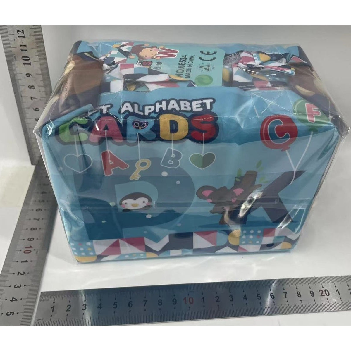Set 26 Carduri Alfabetice din Panza, Joc Educational Senzorial cu Doua Fete, Litere si Animale, Lavabile, Bumbac Moale, Saculet Depozitare Inclus, Multicolor, 11 x 12 cm