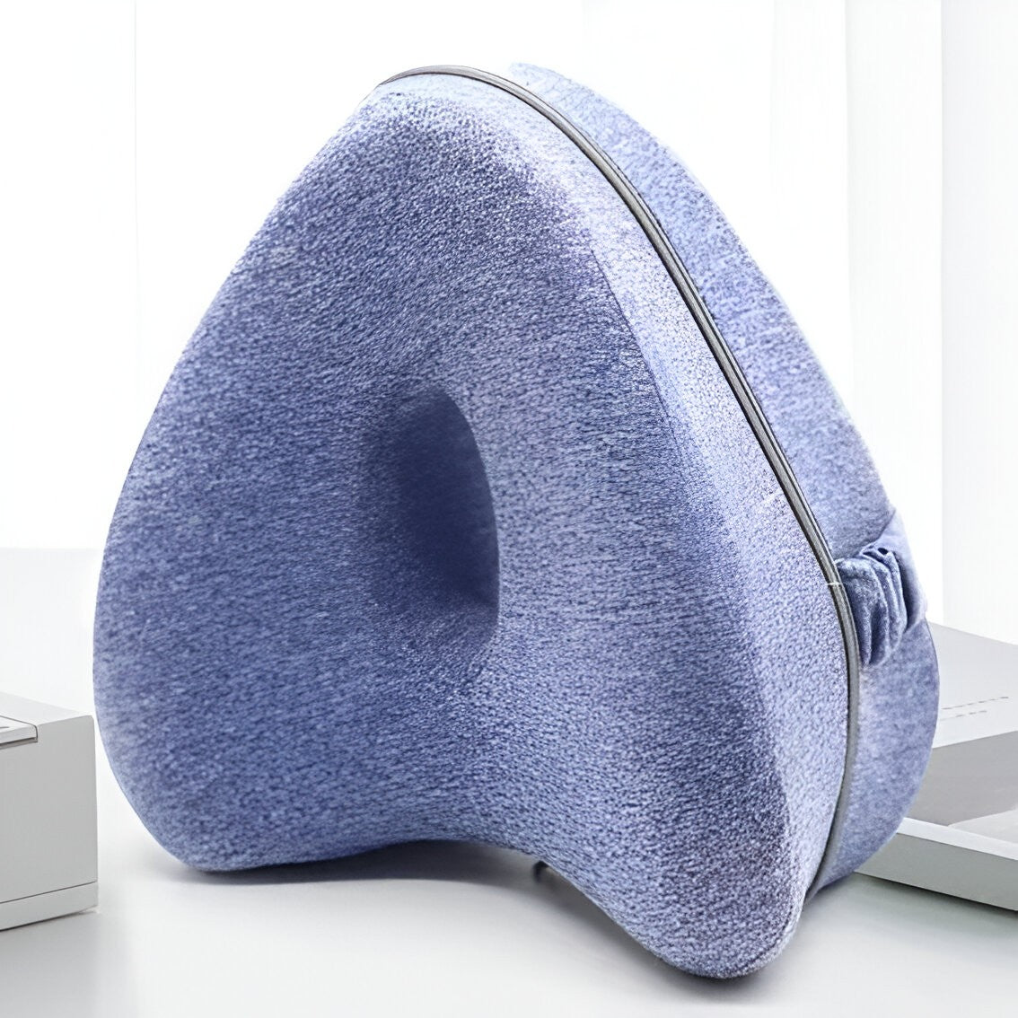 Pernă Ortopedică pentru Picioare și Genunchi, Design Ergonomic în Formă de Inimă cu Curea Anti-cădere, Spumă cu Memorie Termo-elastică, 25x23x13 cm, Albastru