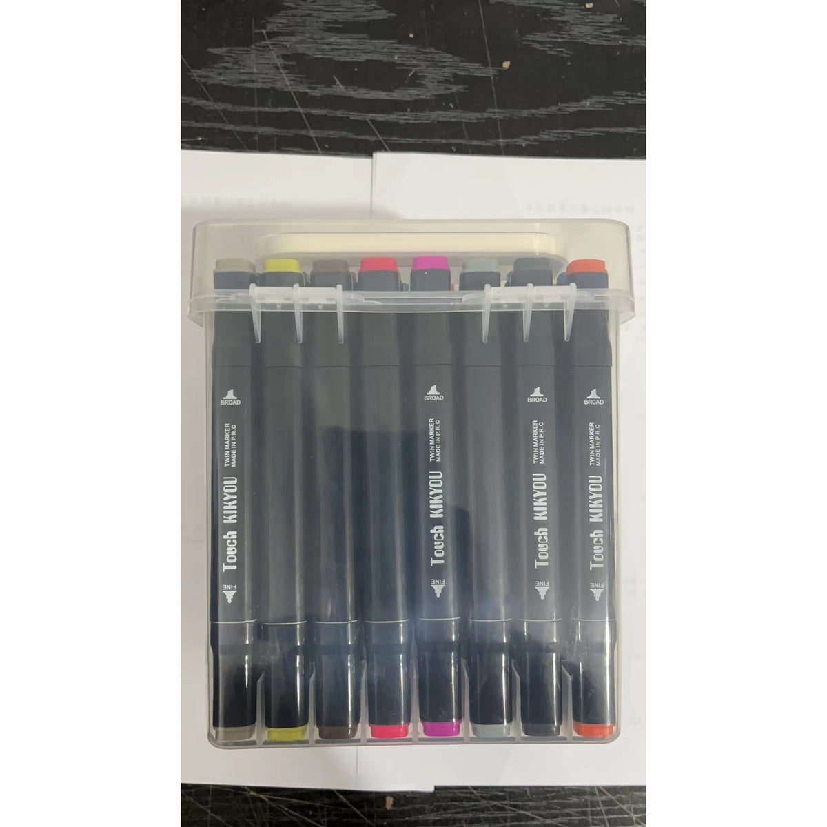 Twin Touch Set 48 Markere cu Alcool, Carioci Profesionale cu Două Capete, Vârf Lat și Subțire, Cutie Plastic cu Mâner, Multicolor