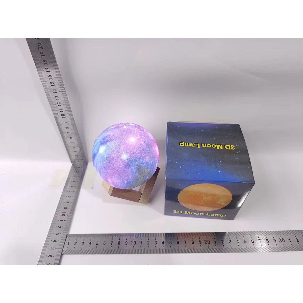 Lampa de Veghe Moon Light, Proiector 3D Luna si Stele, Iluminare Multicolora, Alimentare Baterii, Stand Lemn Inclus, 10 cm