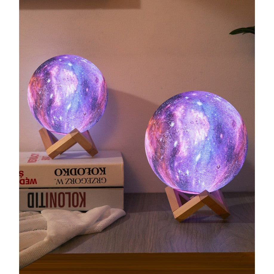 Lampa de Veghe Moon Light, Proiector 3D Luna si Stele, Iluminare Multicolora, Alimentare Baterii, Stand Lemn Inclus, 10 cm