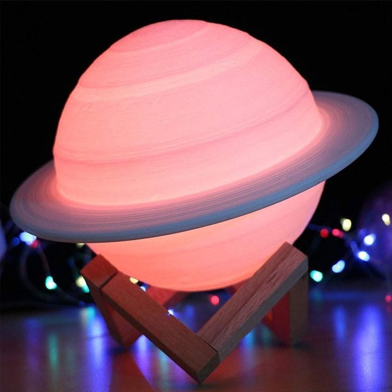 Lampa de Veghe Saturn 3D, Iluminare LED 16 Culori cu Telecomanda, Control Tactil, Suport din Lemn, Alimentare Baterii, 15 cm
