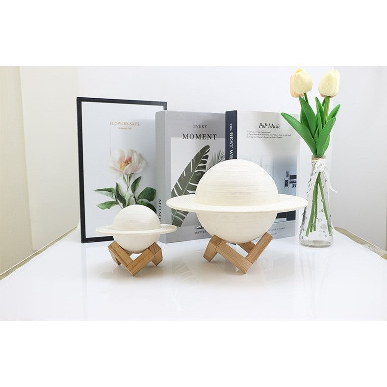 Lampa de Veghe Saturn 3D, Iluminare LED 16 Culori cu Telecomanda, Control Tactil, Suport din Lemn, Alimentare Baterii, 15 cm