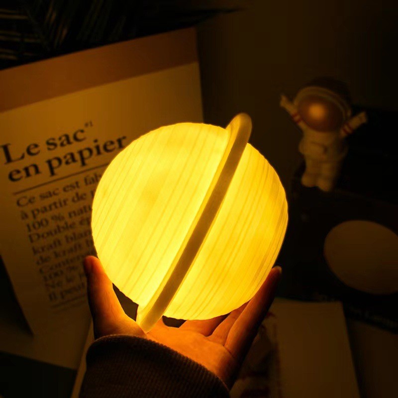 Lampa de Veghe, Model Planeta Saturn 3D, Lumina Alb Cald, Rasina si Suport Plastic, Alimentare Baterii, 13 cm, Alb