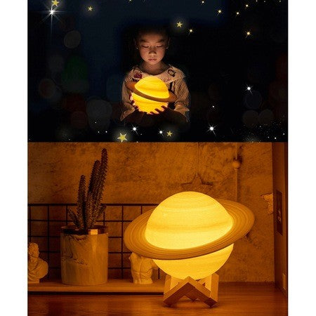 Lampa de Veghe Saturn 3D, Iluminare LED Ambientala, Design Astronomie, Alimentare Baterii, Stand din Lemn inclus, 15 cm, Alb Cald