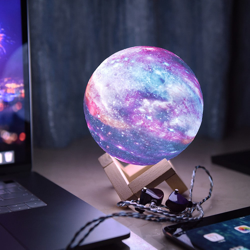 Lampa De Veghe Moon Light 3D In Forma De Luna Cu Stele, Iluminare 7 Culori, Stand Din Lemn, Alimentare Baterii, 15 cm
