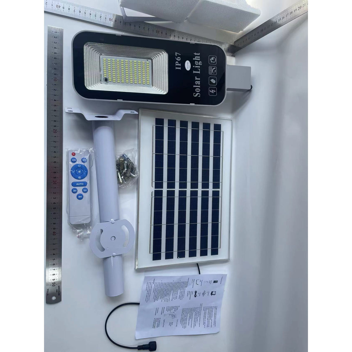 Proiector LED Solar cu Suport Metalic, Lampa Stradala 240 COB LED, 50W, Rezistent la Apa IP65, Senzor de Lumina, Telecomanda si Kit Montaj, Lumina Rece, 38.5 x 14.2 cm