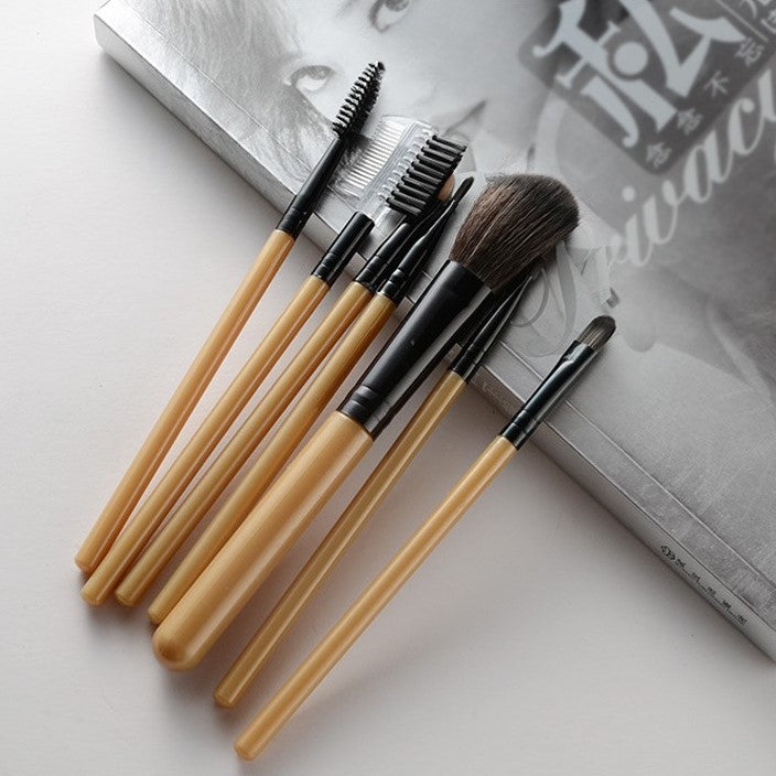 Set Portabil 7 Pensule de Machiaj, Fibre Sintetice si Silicon Moale, Maner Plastic, Include Husa de Depozitare, Auriu