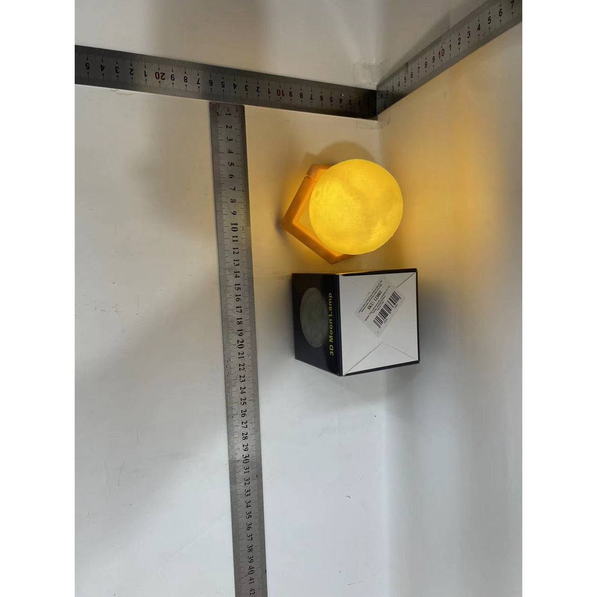 Lampa de Veghe Moon Light 3D, Iluminare LED Ambientala, Design Relief Luna, Alimentare Baterii, Stand Inclus, Alb Cald, 8 cm