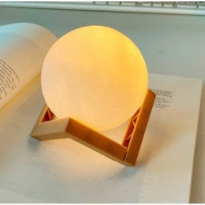 Lampa de Veghe Moon Light 3D, Iluminare LED Ambientala, Design Relief Luna, Alimentare Baterii, Stand Inclus, Alb Cald, 8 cm
