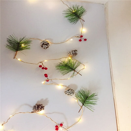 Instalatie Craciun cu 20 LED-uri, Decoratiune cu Ace si Conuri de Pin, Alimentare Baterii AA, Interior si Exterior, Plastic si Cupru, 2 m, Alb Cald