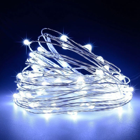 Instalatie de Craciun cu 50 LED-uri, Decoratiune Tip Sir cu Telecomanda si 8 Functii, Fir Cupru si Plastic Anti-inghet, Alimentare 3 Baterii AA, Lungime 5 m, Alb Rece